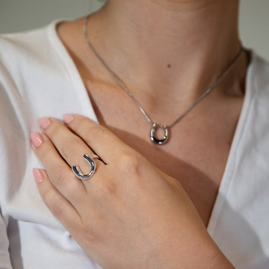 horseshoe ring