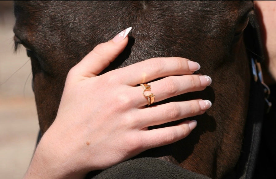 La Jefa Horseshoe Nail Ring