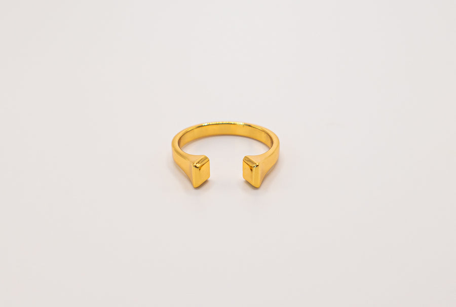 La Jefa Horseshoe Nail Ring