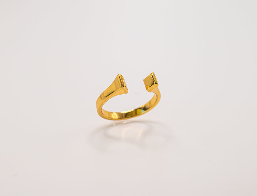 La Jefa Horseshoe Nail Ring