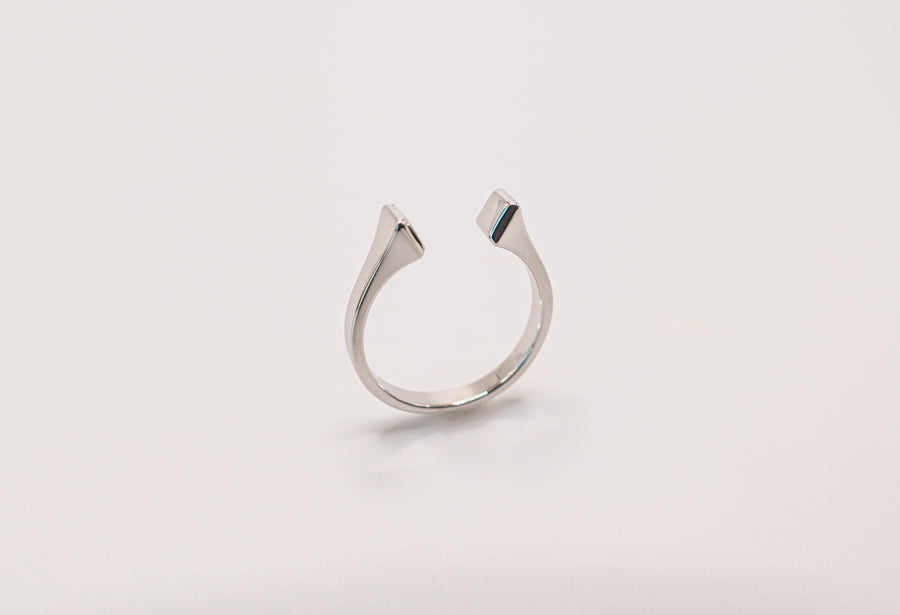 La Jefa Horseshoe Nail Ring